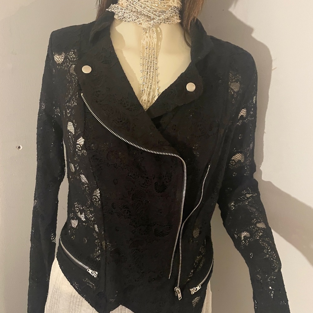 What we r really focusing on is The mesh well floral mesh zip up crop Jacket